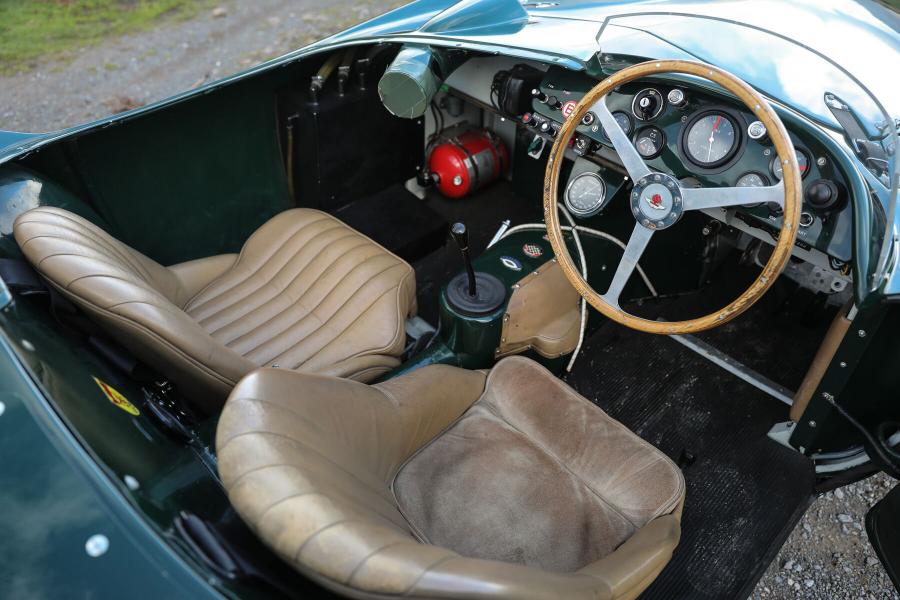 Интерьер Aston Martin DB3 S (Open Headlights) 1953 года  (фото 69 из 71)